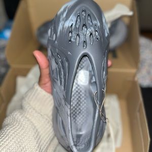 Yzy foam rnr never worn size 6, fits like size 7/7.5